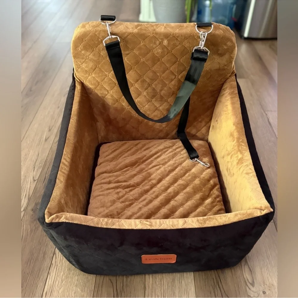 Dog/Pet Booster Car Seat for Up to 35lbs , 2 collar clips NEW